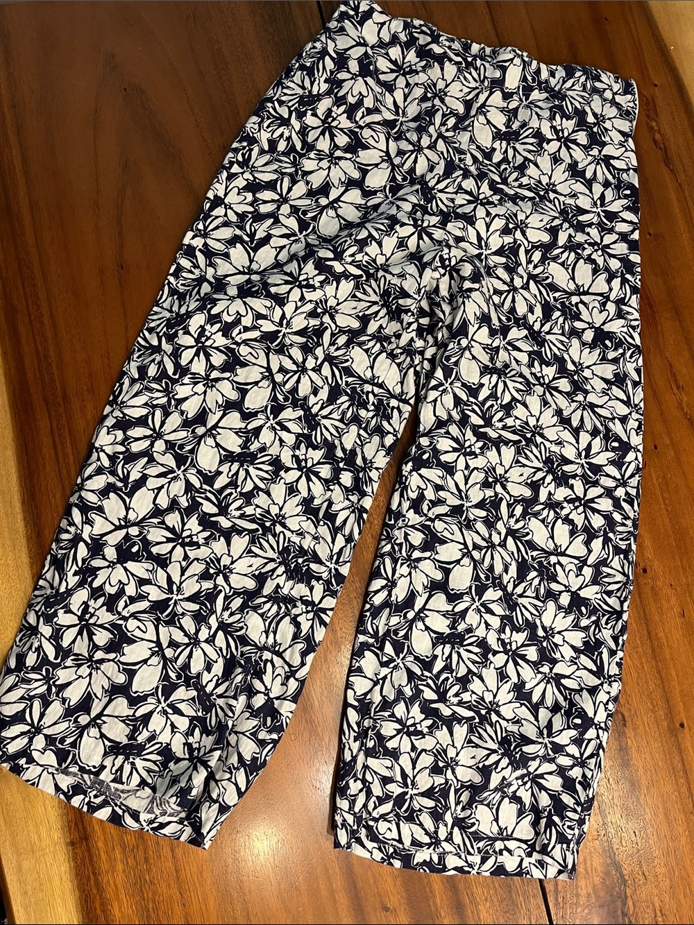 Tahari Navy and White Floral 100%linen Pull-On Capri Pants